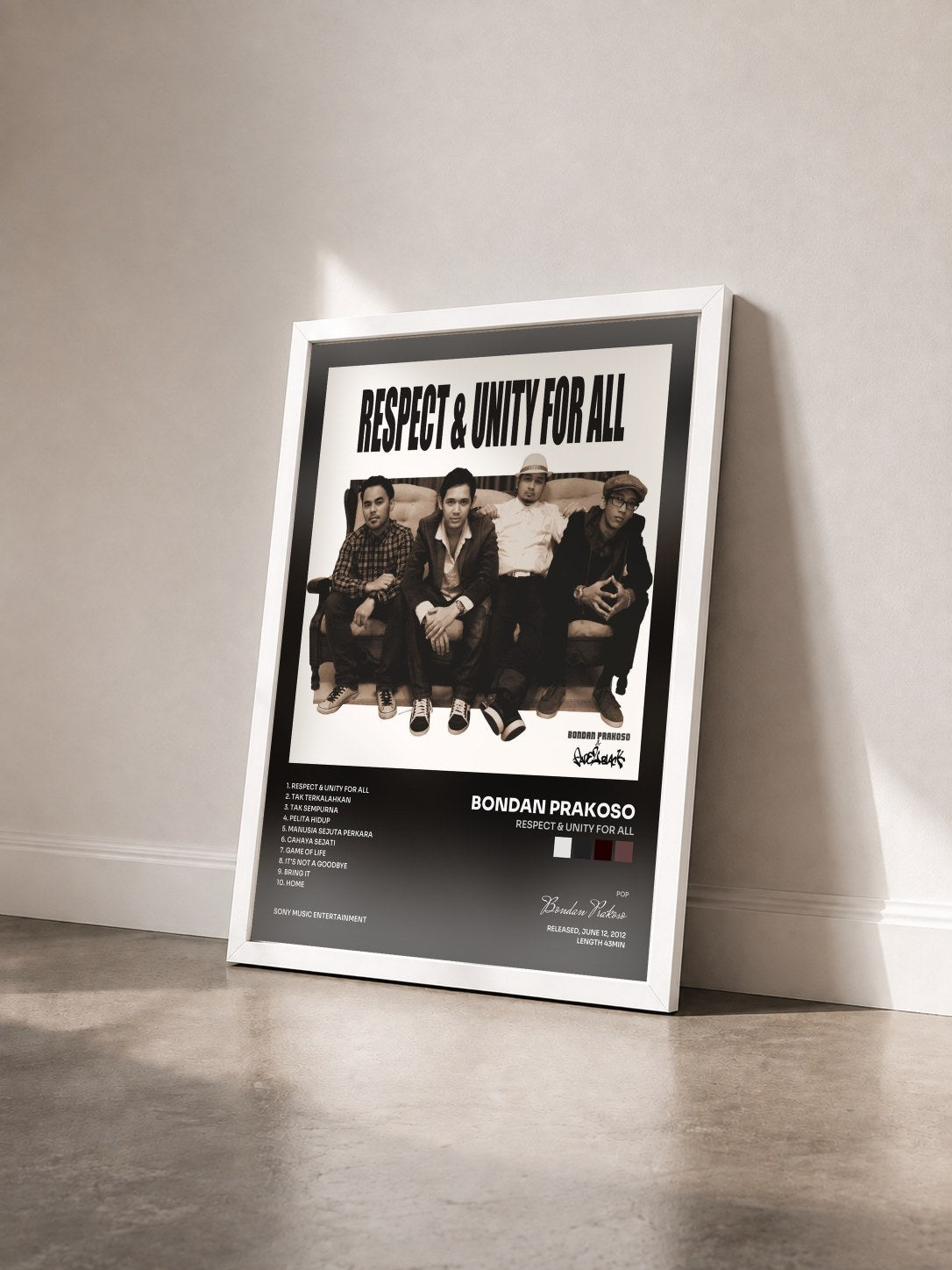 #blanc Tableau de l'album Respect & Unity For All de Bondan Prakoso vu de trois quarts, cadre blanc