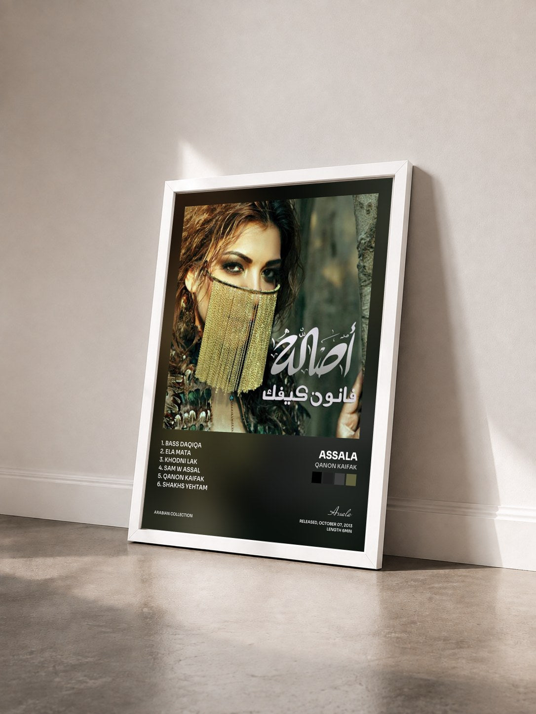#blanc Tableau de l'album Qanon Kaifak de Assala vu de trois quarts, cadre blanc