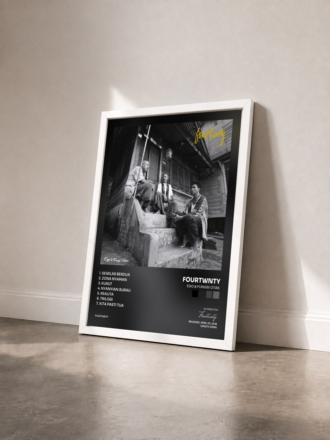 #blanc Tableau de l'album Ego & Fungsi Otak de Fourtwnty vu de trois quarts, cadre blanc