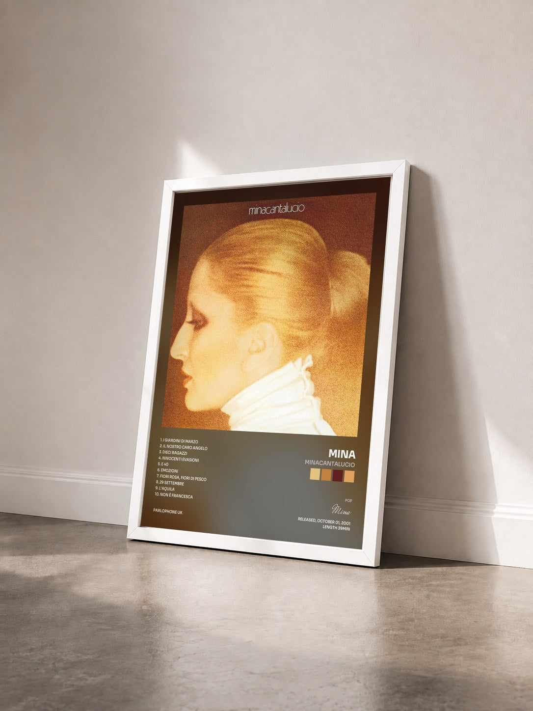 #blanc Tableau de l'album MinaCantaLucio de Mina vu de trois quarts, cadre blanc