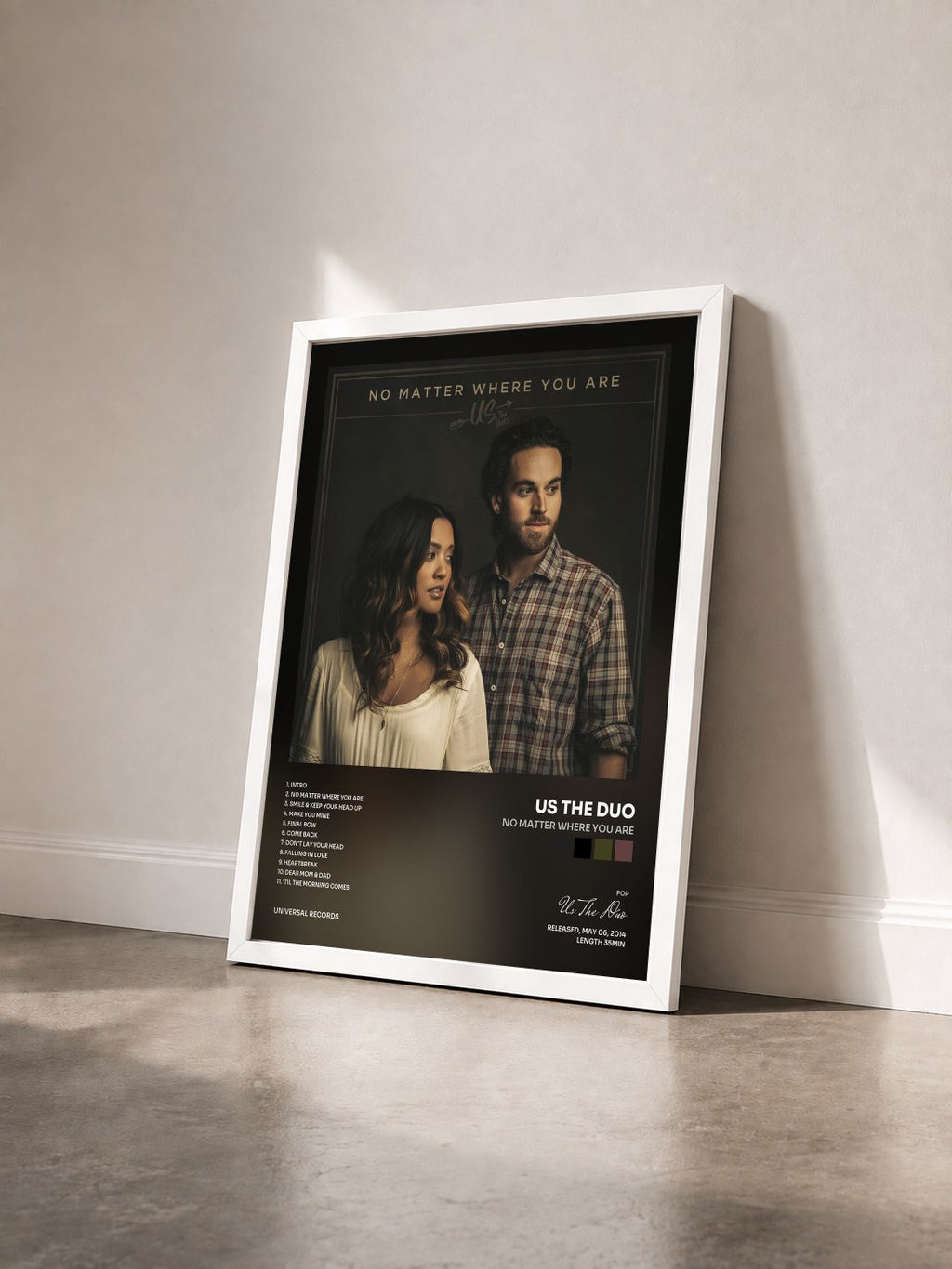 #blanc No Matter Where You Are von Us The Duo als gerahmter Kunstdruck von schräg gesehen, weißer Rahmen
