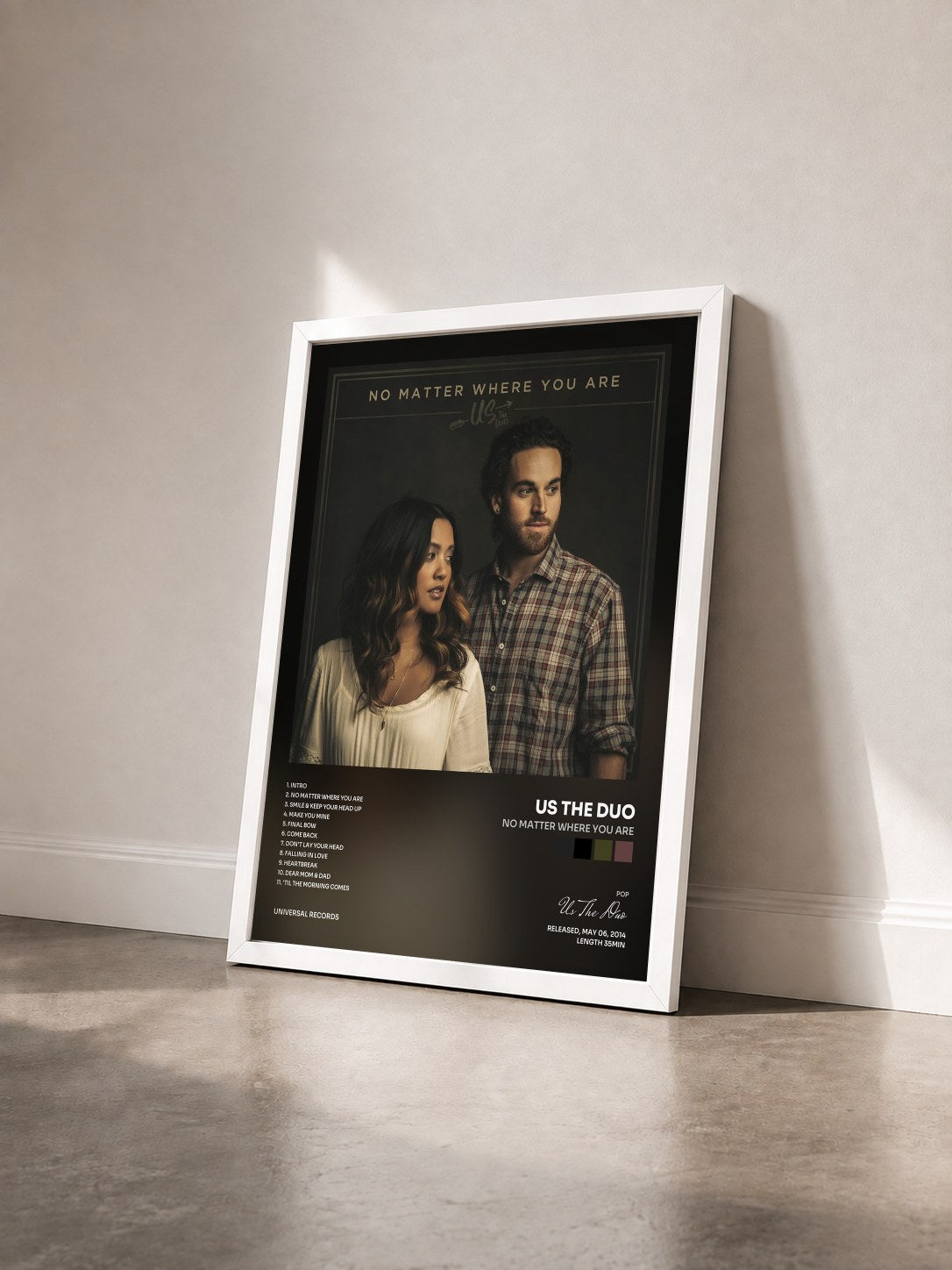 #blanc Tableau de l'album No Matter Where You Are de Us The Duo vu de trois quarts, cadre blanc