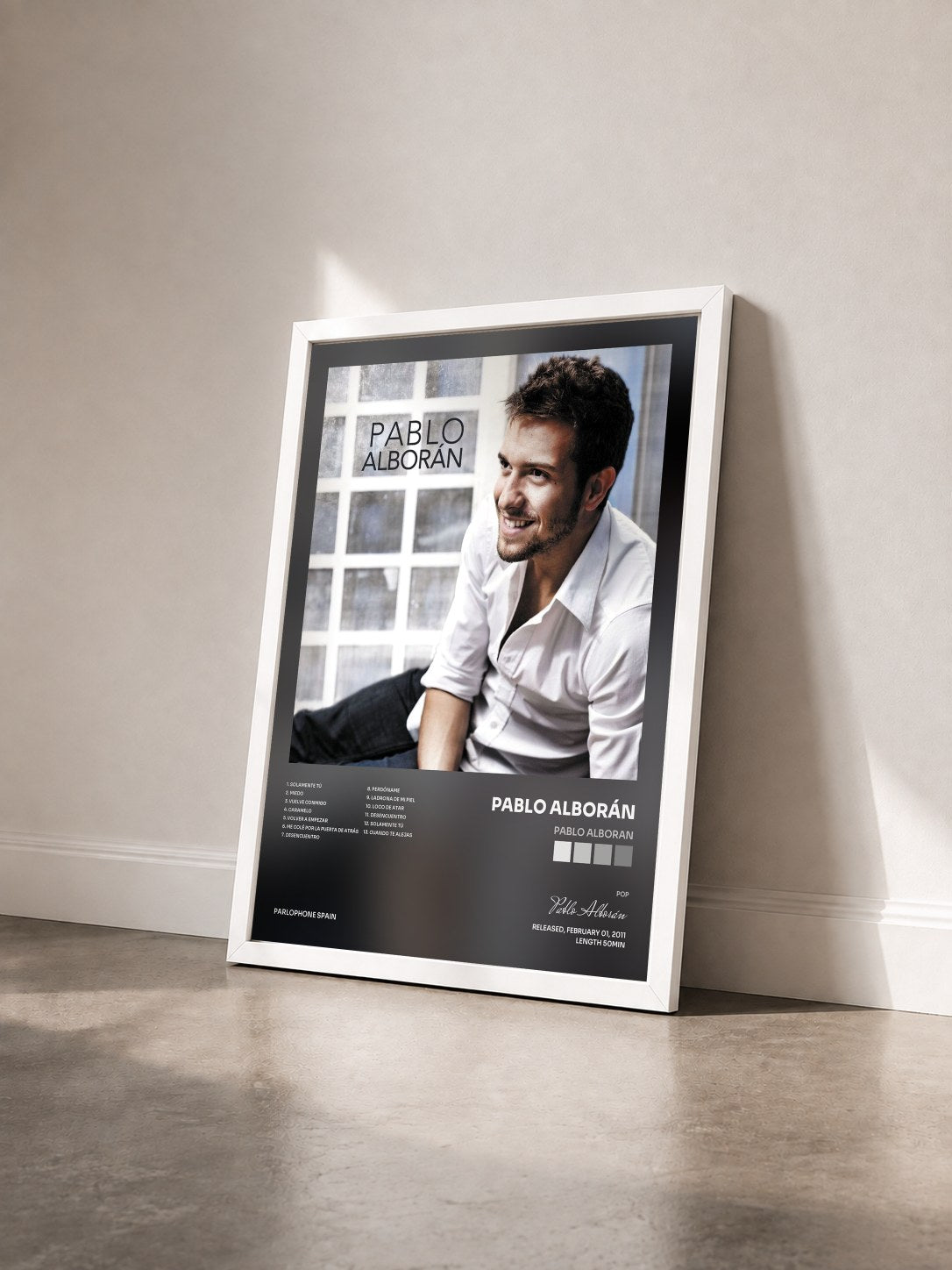 #blanc Tableau de l'album Pablo Alboran de Pablo Alborán vu de trois quarts, cadre blanc