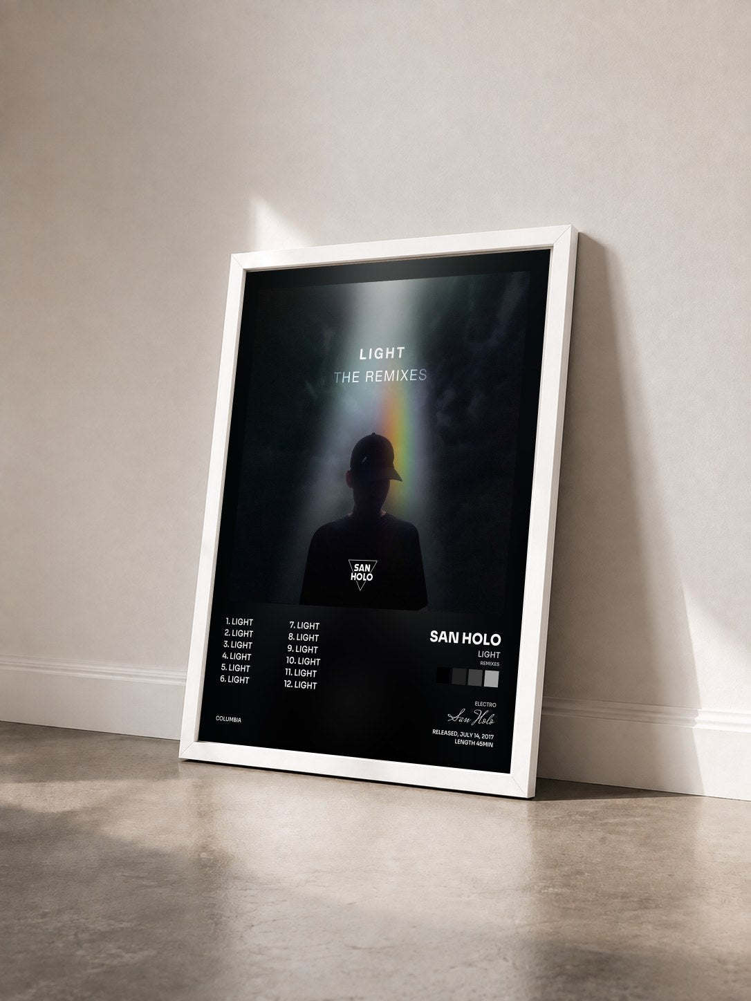 #blanc Tableau de l'album Light (Remixes) de San Holo vu de trois quarts, cadre blanc