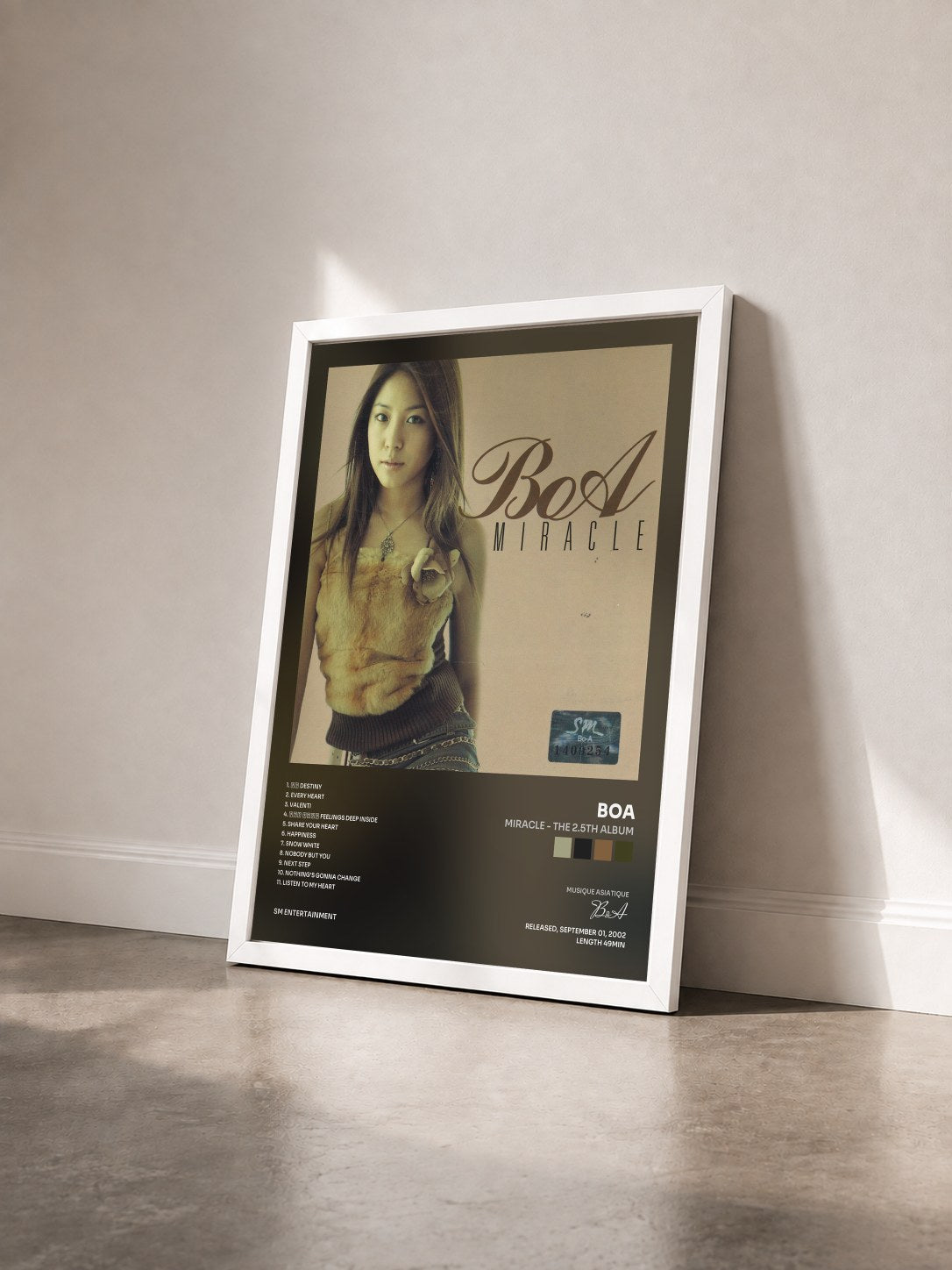 #blanc Tableau de l'album MIRACLE - The 2.5th Album de BoA vu de trois quarts, cadre blanc