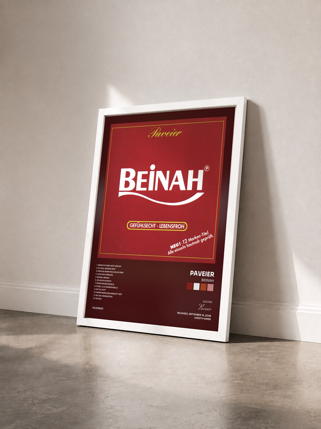 #blanc Tableau de l'album Beinah de Paveier vu de trois quarts, cadre blanc