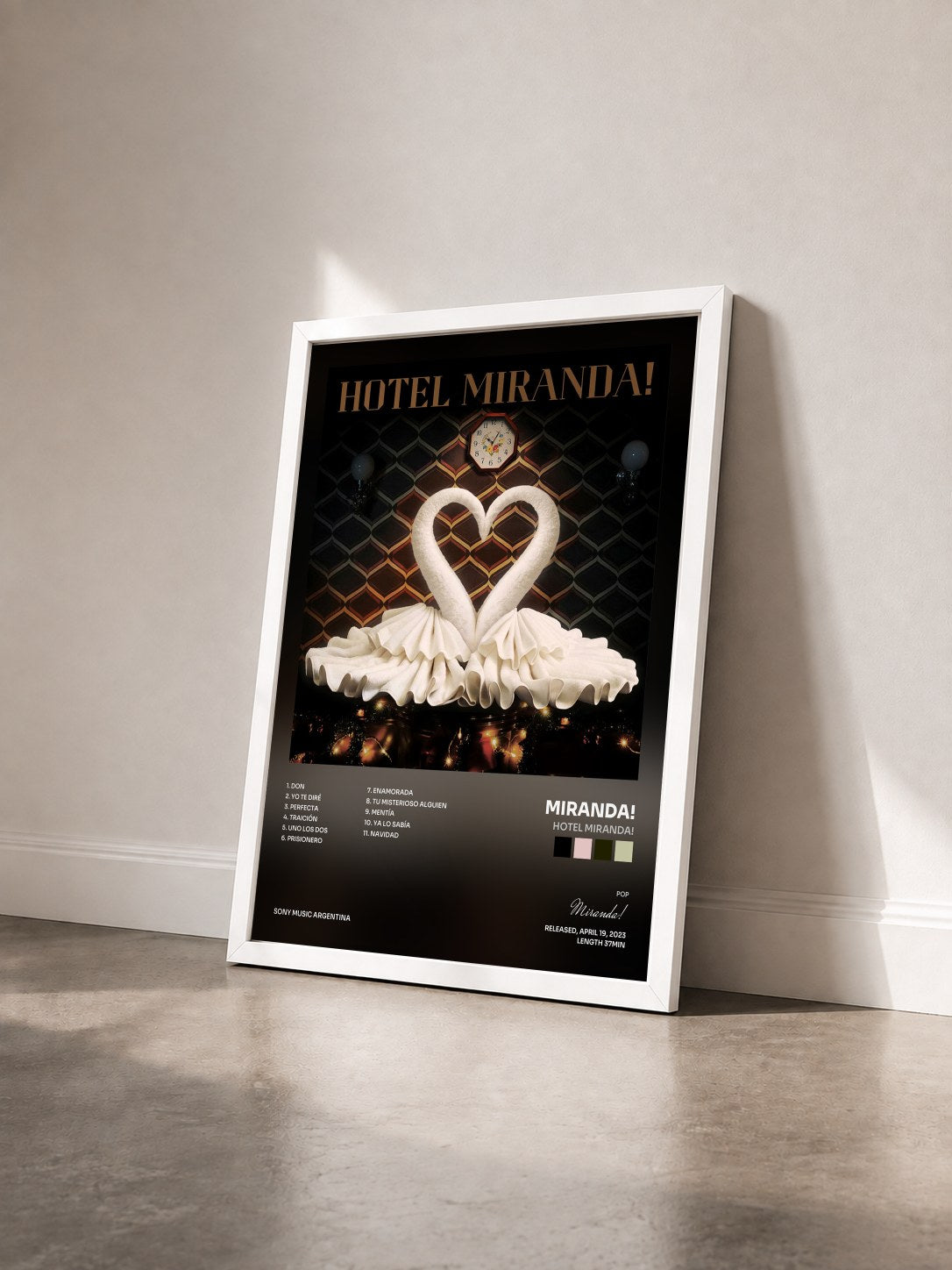 #blanc Tableau de l'album Hotel Miranda! de Miranda! vu de trois quarts, cadre blanc