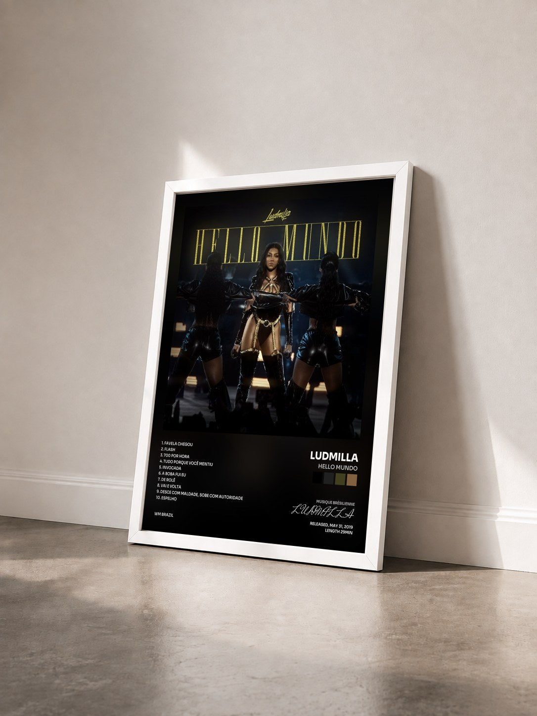 #blanc Tableau de l'album Hello mundo de LUDMILLA vu de trois quarts, cadre blanc