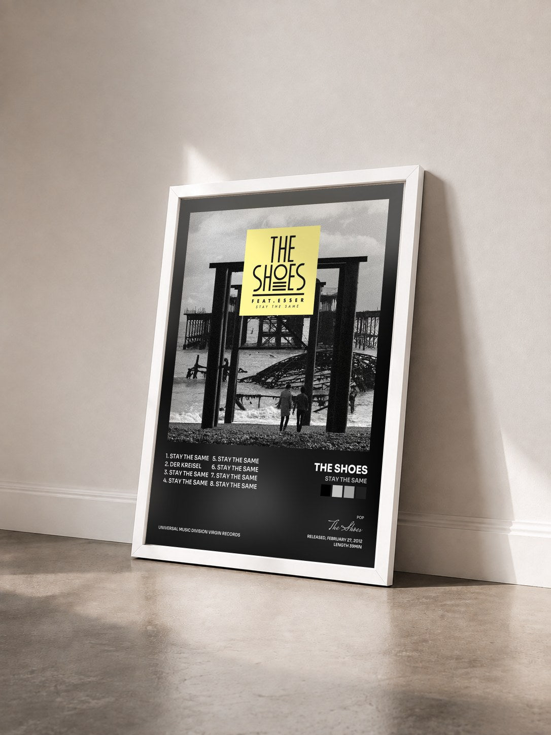 #blanc Tableau de l'album Stay The Same de The Shoes vu de trois quarts, cadre blanc