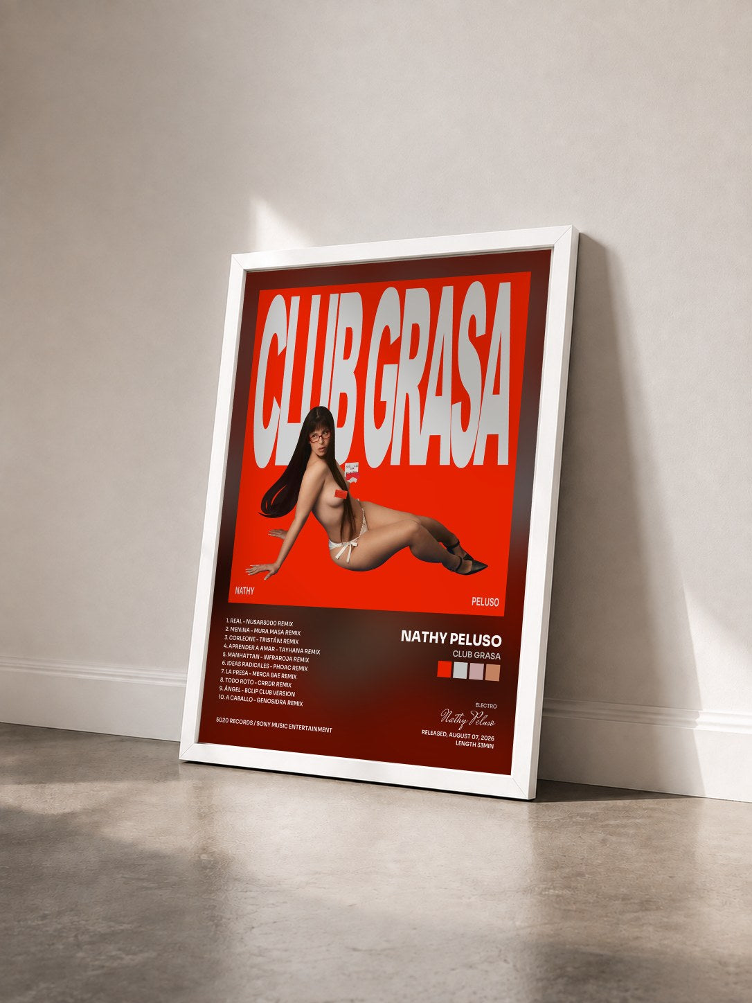 #blanc Tableau de l'album CLUB GRASA de Nathy Peluso vu de trois quarts, cadre blanc