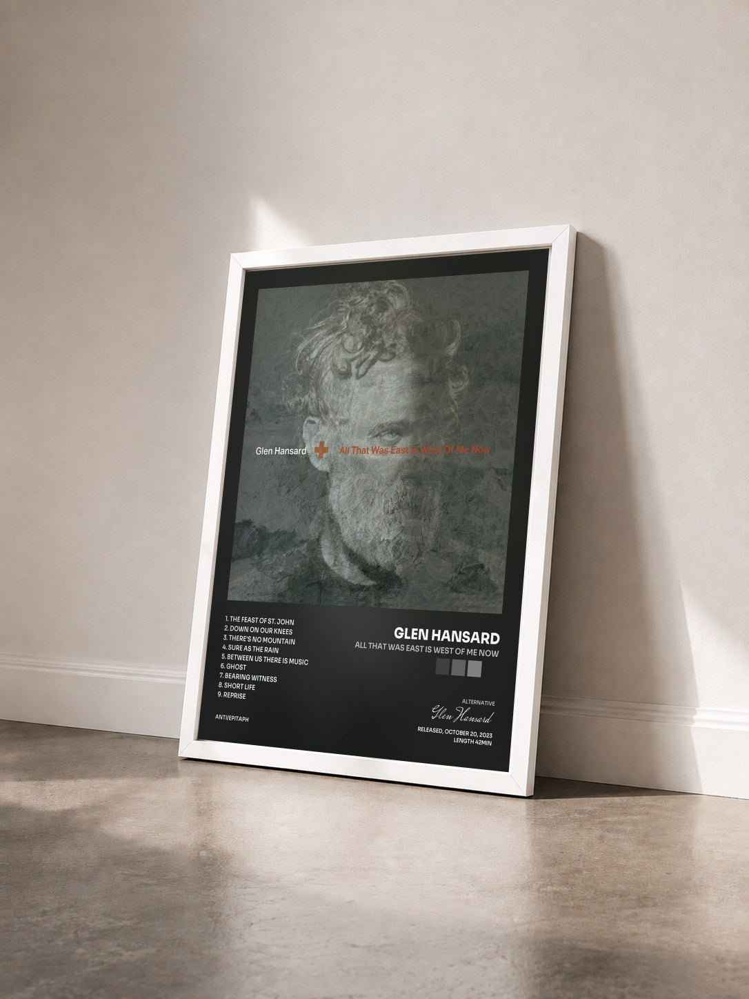 #blanc Tableau de l'album All That Was East Is West Of Me Now de Glen Hansard vu de trois quarts, cadre blanc