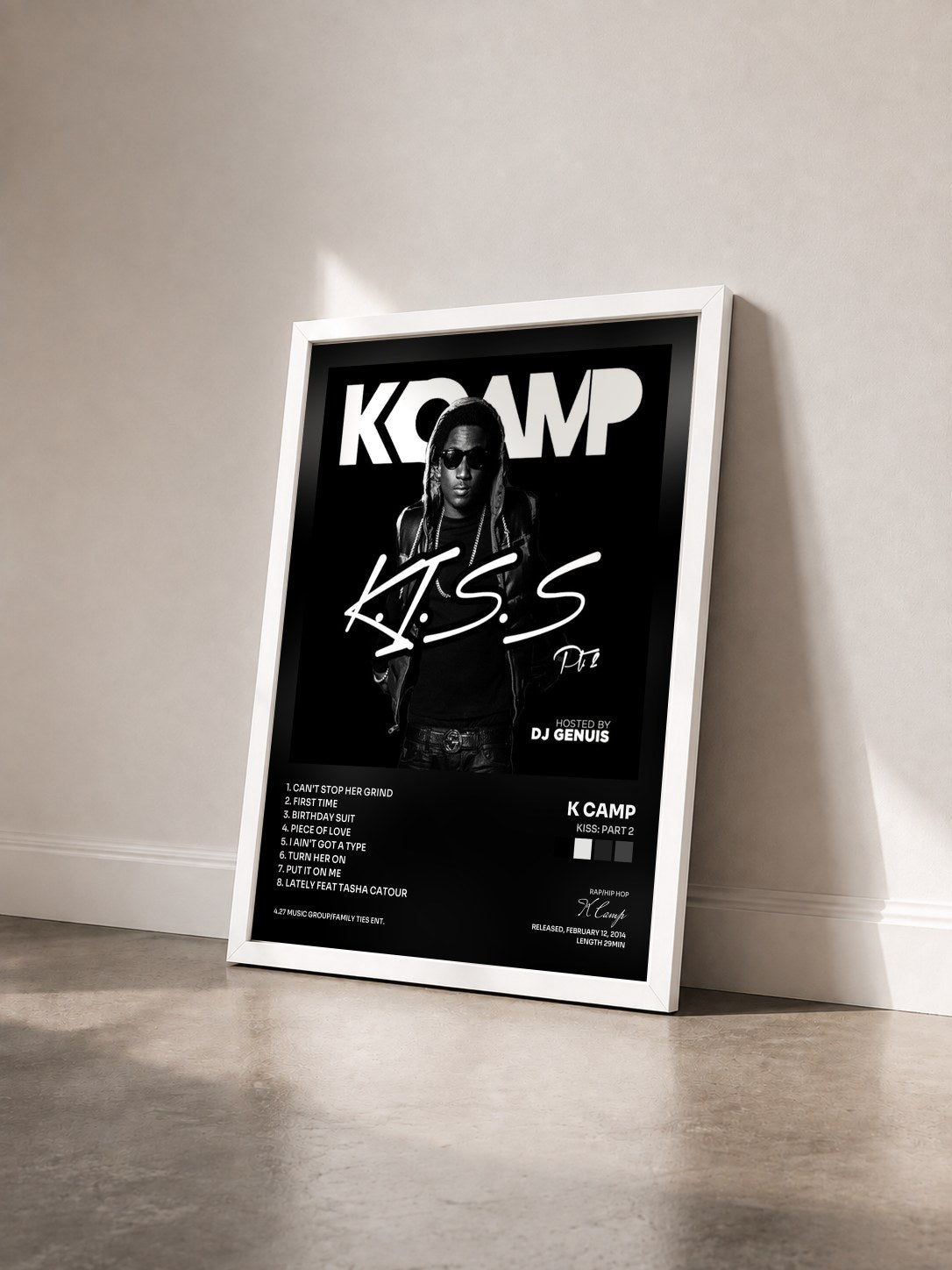 #blanc Tableau de l'album Kiss: Part 2 de K Camp vu de trois quarts, cadre blanc
