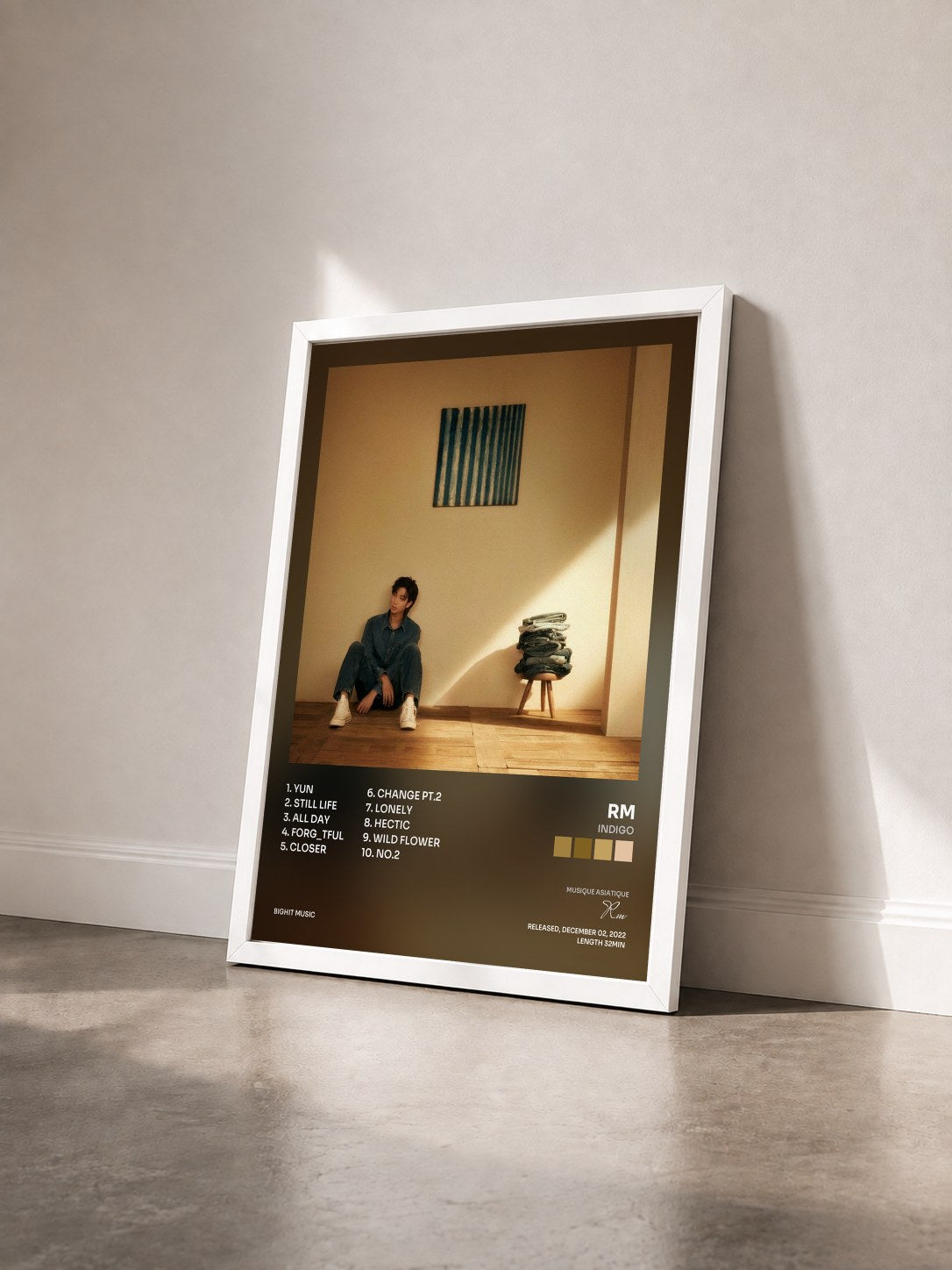 #blanc Tableau de l'album Indigo de Rm vu de trois quarts, cadre blanc