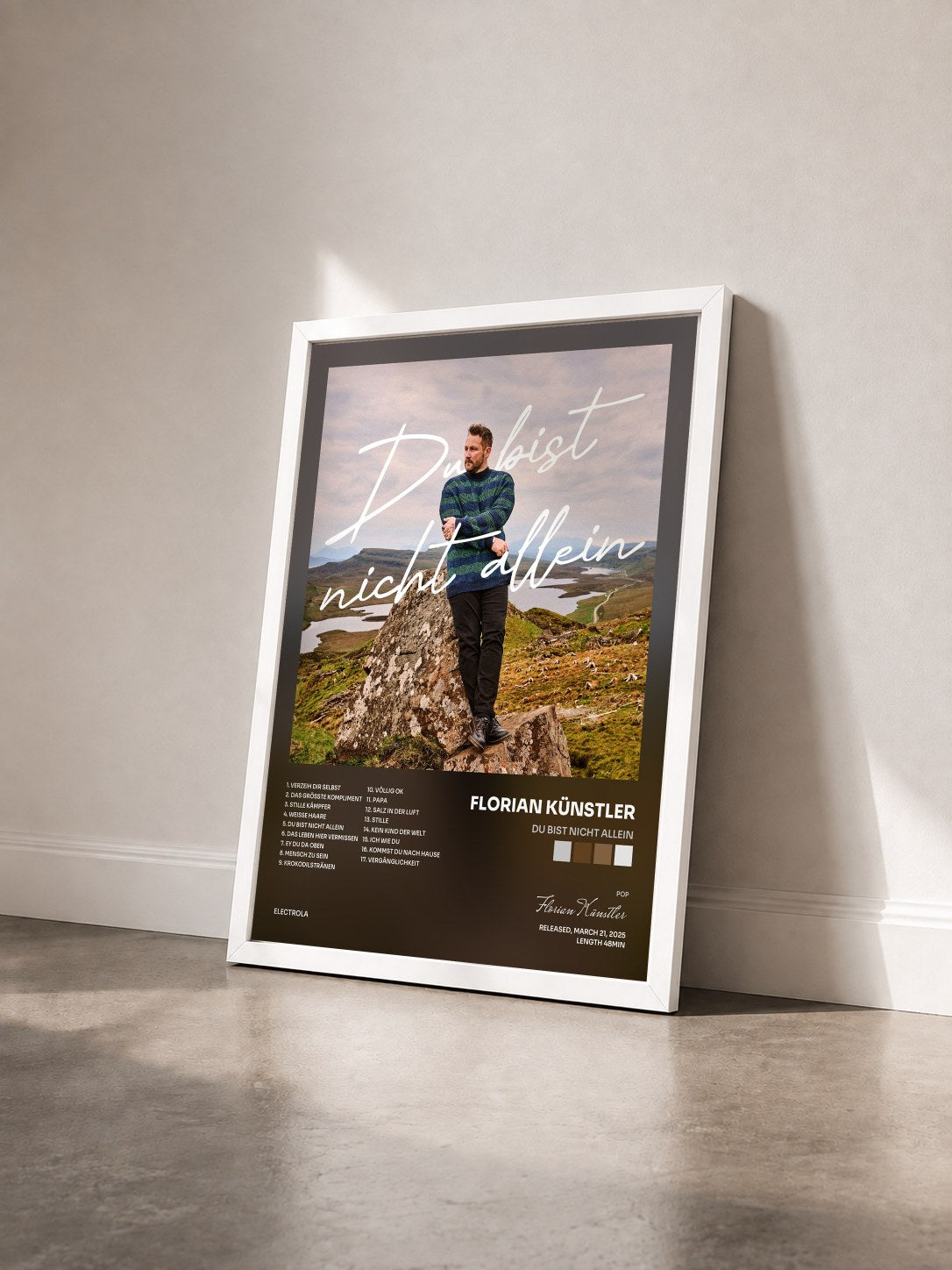 #blanc Tableau de l'album Du bist nicht allein de Florian Künstler vu de trois quarts, cadre blanc