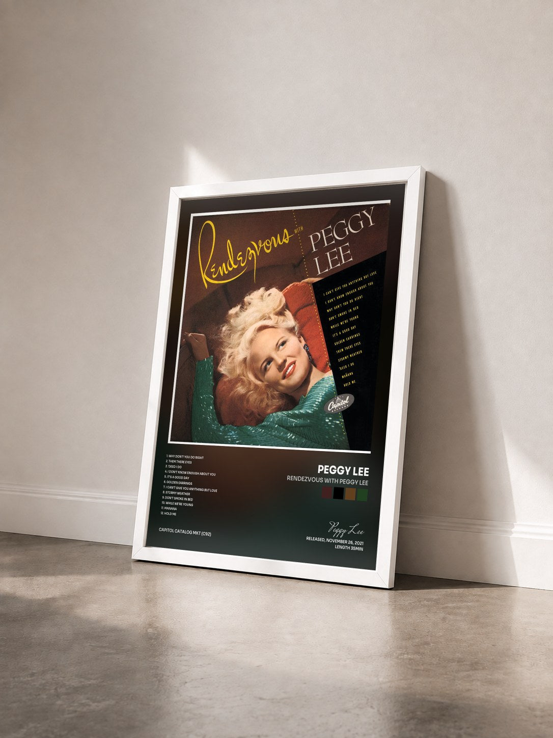 #blanc Tableau de l'album Rendezvous With Peggy Lee de Peggy Lee vu de trois quarts, cadre blanc