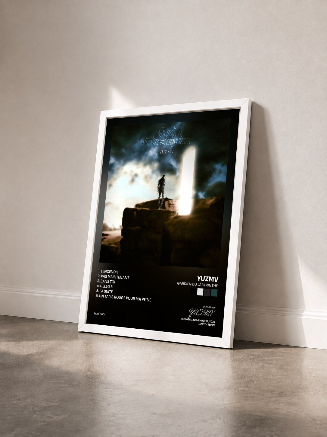 #blanc Tableau de l'album Gardien du Labyrinthe de YUZMV vu de trois quarts, cadre blanc