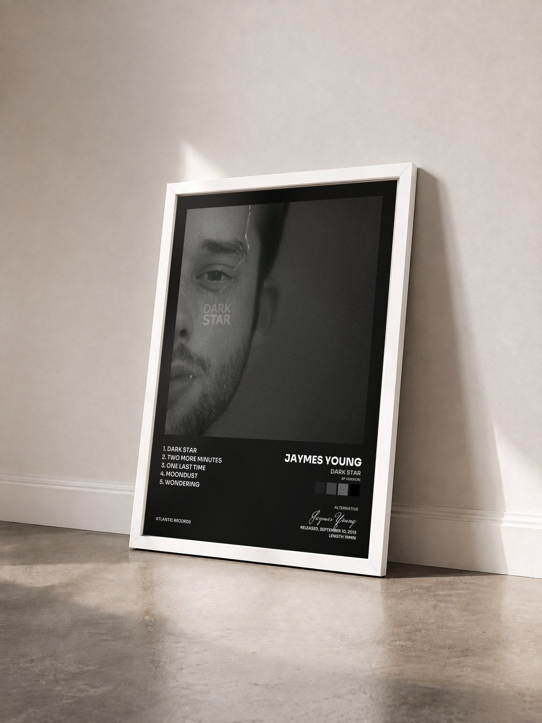 #blanc Tableau de l'album Dark Star (EP Version) de Jaymes Young vu de trois quarts, cadre blanc
