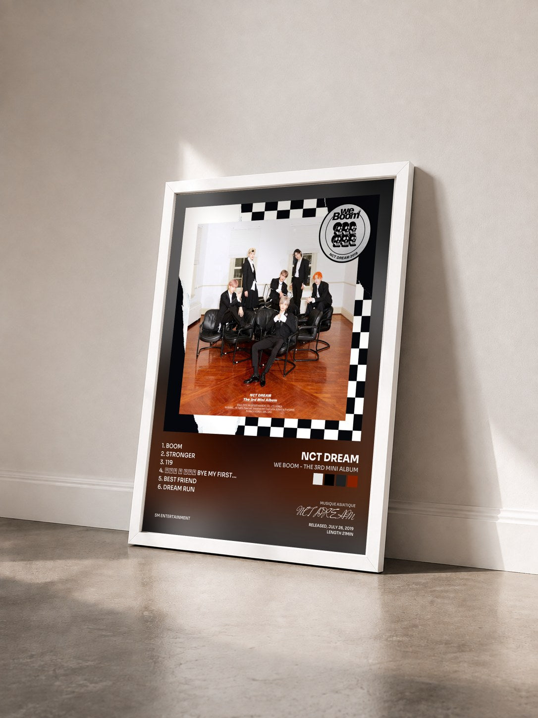 #blanc Tableau de l'album We Boom - The 3rd Mini Album de NCT DREAM vu de trois quarts, cadre blanc
