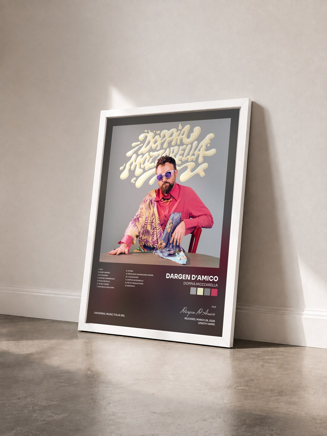 #blanc Tableau de l'album Doppia Mozzarella de Dargen D'Amico vu de trois quarts, cadre blanc