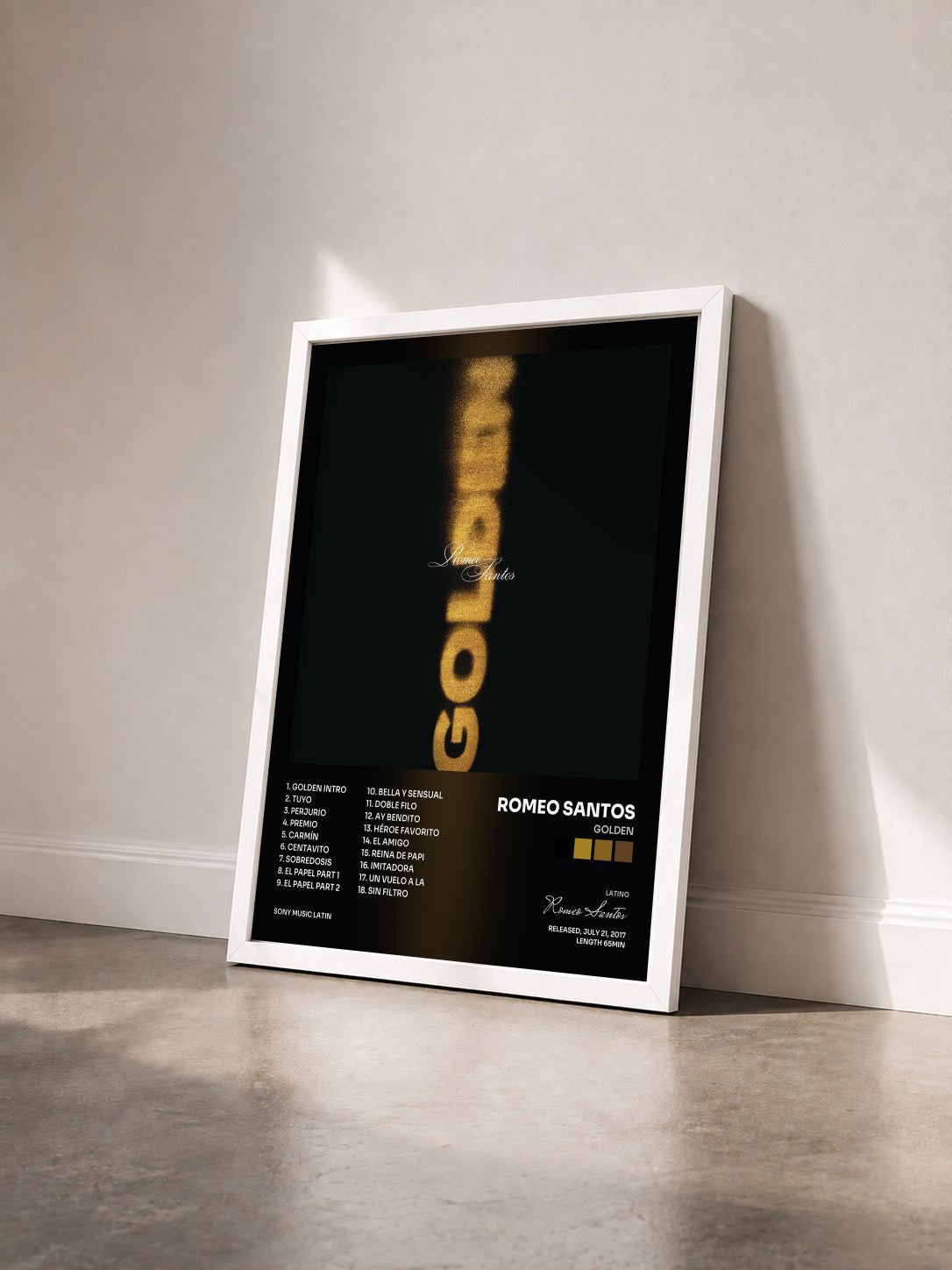 #blanc Tableau de l'album Golden de Romeo Santos vu de trois quarts, cadre blanc