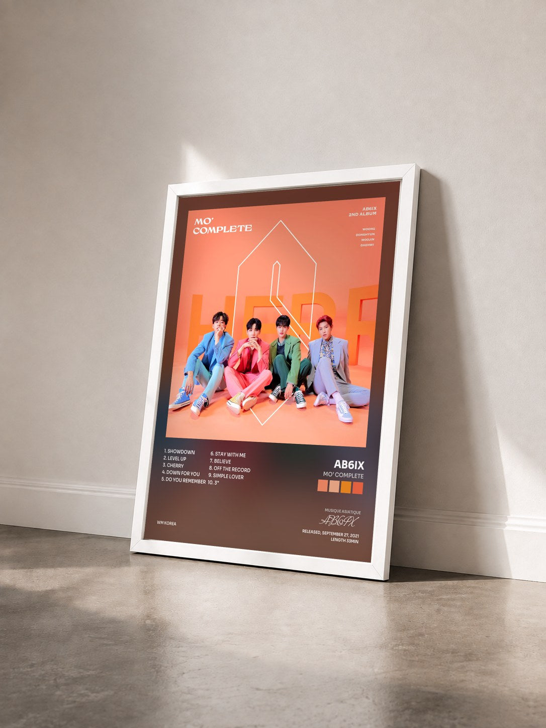 #blanc Tableau de l'album MO’ COMPLETE de AB6IX vu de trois quarts, cadre blanc