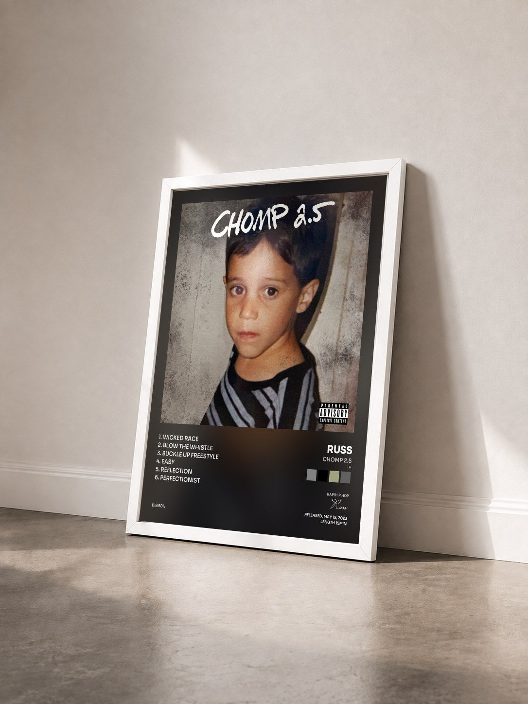 #blanc Tableau de l'album CHOMP 2.5 (EP) de Russ vu de trois quarts, cadre blanc