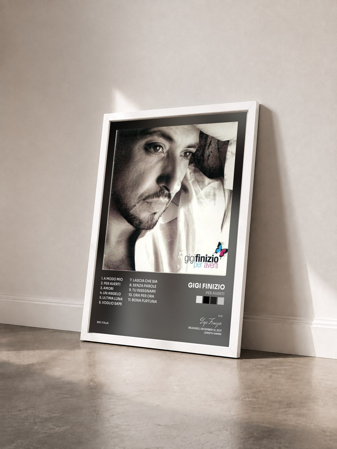 #blanc Tableau de l'album Per averti de Gigi Finizio vu de trois quarts, cadre blanc