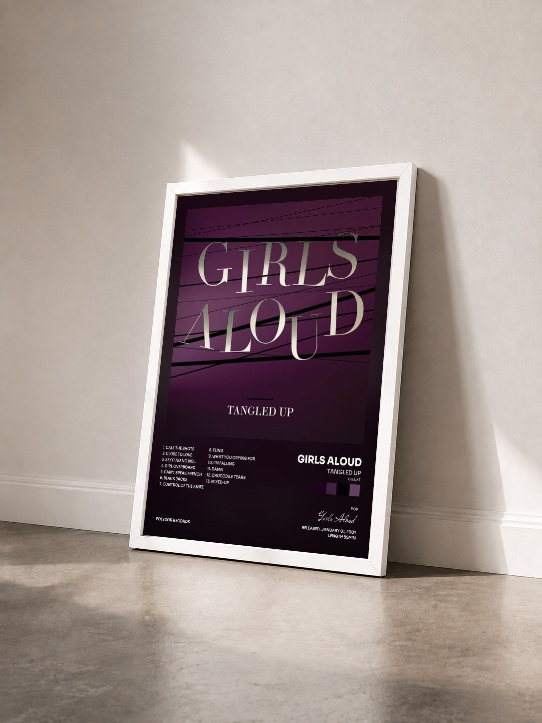 #blanc Tableau de l'album Tangled Up (Deluxe) de Girls Aloud vu de trois quarts, cadre blanc