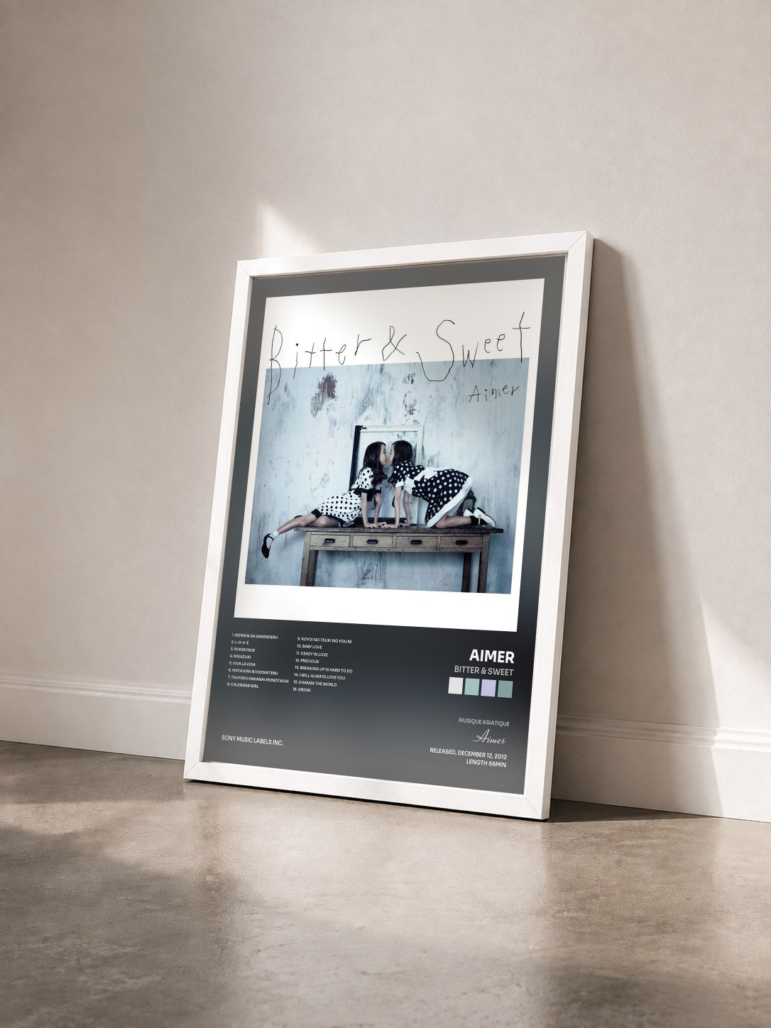 #blanc Tableau de l'album Bitter & Sweet de Aimer vu de trois quarts, cadre blanc