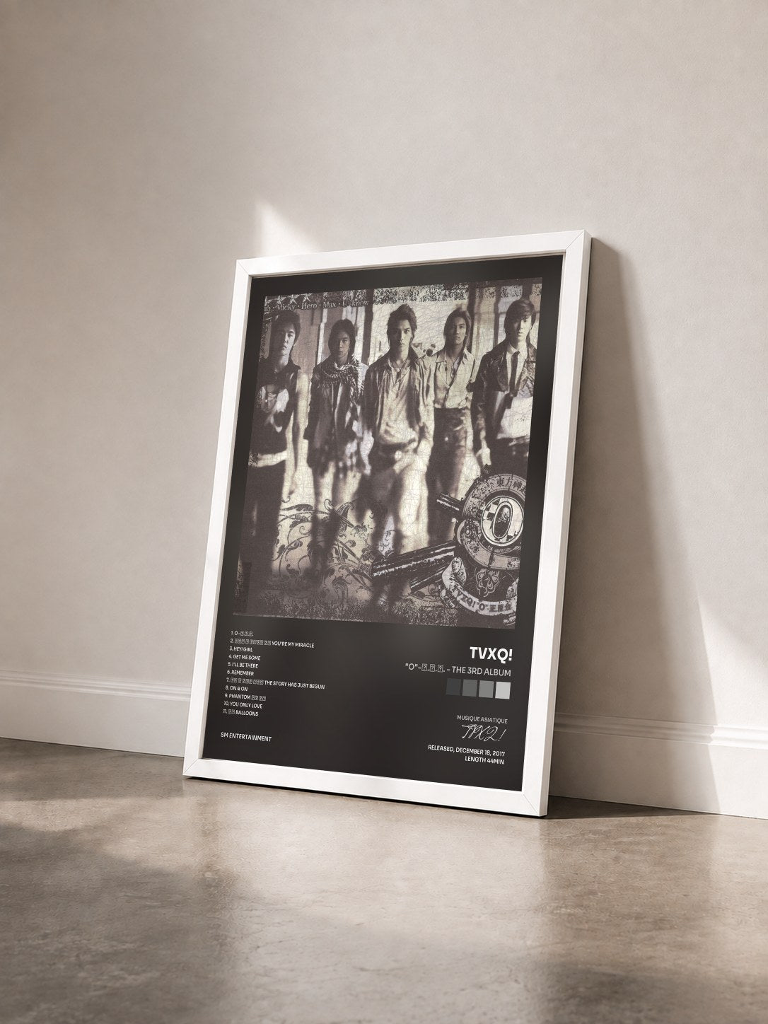 #blanc Tableau de l'album "O"-正.反.合. - The 3rd Album de TVXQ! vu de trois quarts, cadre blanc