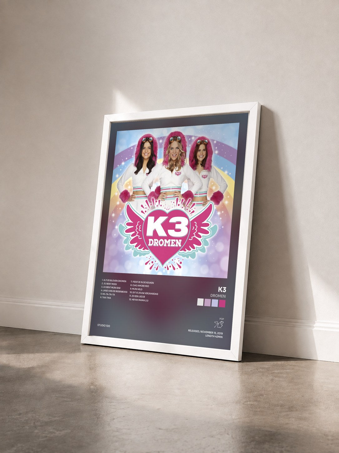 #blanc Tableau de l'album Dromen de K3 vu de trois quarts, cadre blanc