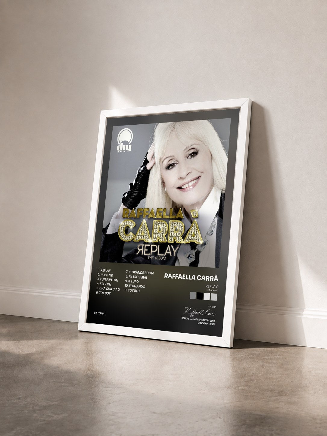 #blanc Tableau de l'album Replay (The Album) de Raffaella Carrà vu de trois quarts, cadre blanc