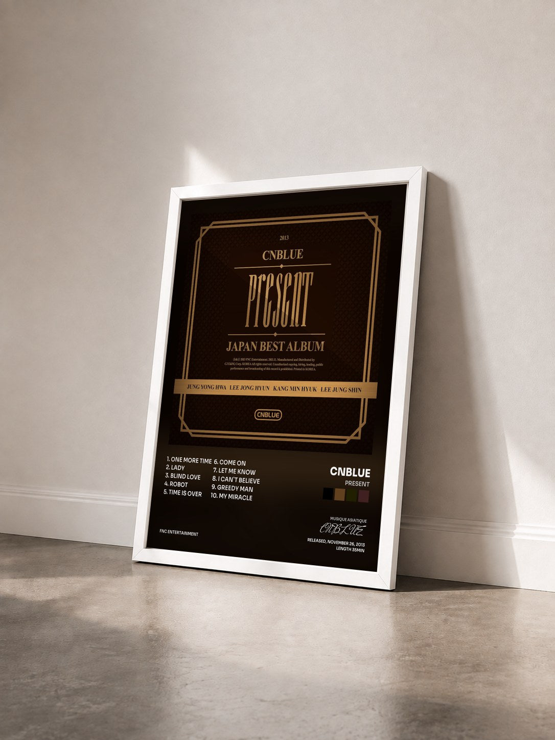 #blanc Tableau de l'album PRESENT de CNBLUE vu de trois quarts, cadre blanc