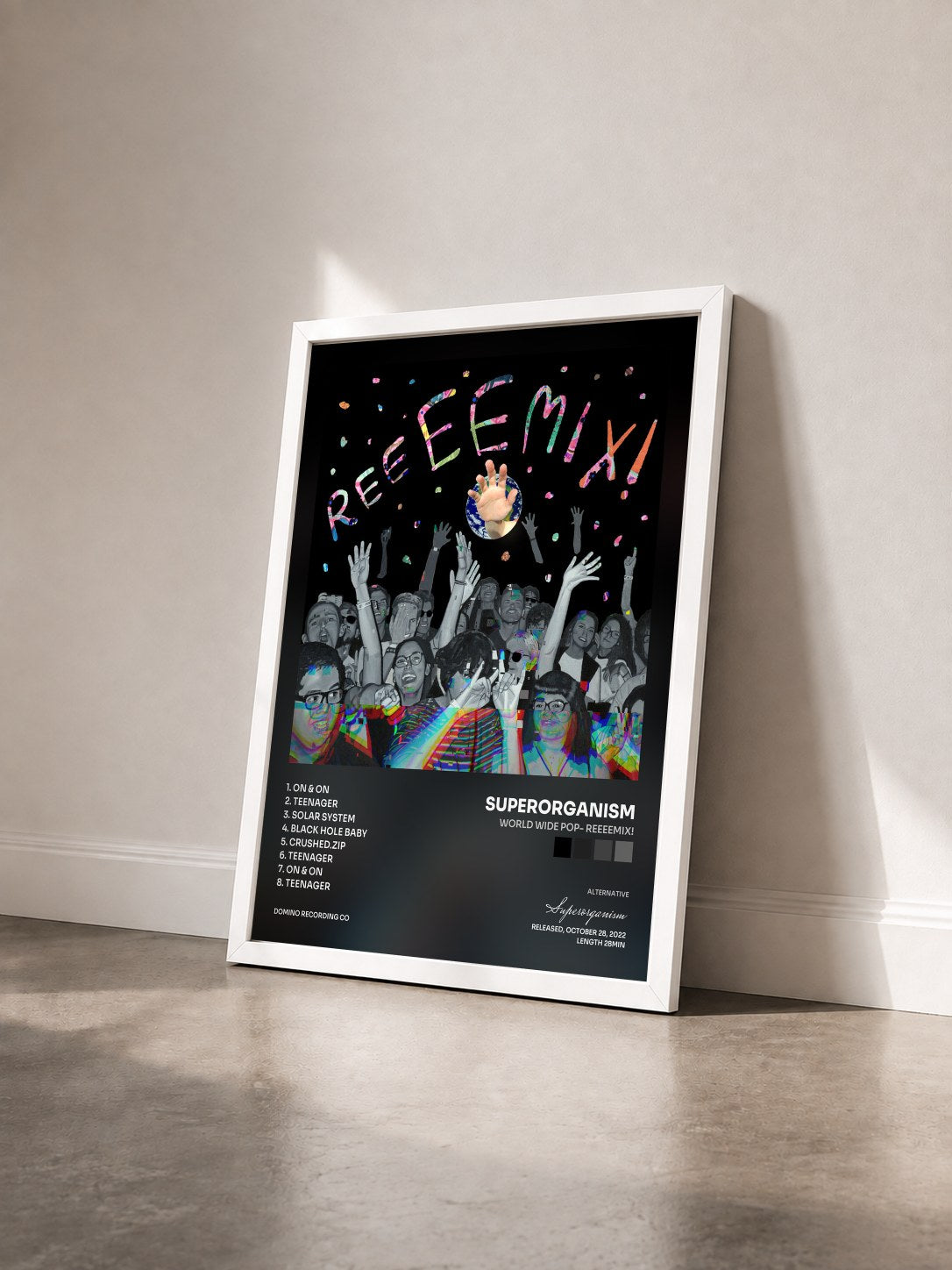 #blanc Tableau de l'album World Wide Pop- Reeeemix! de Superorganism vu de trois quarts, cadre blanc