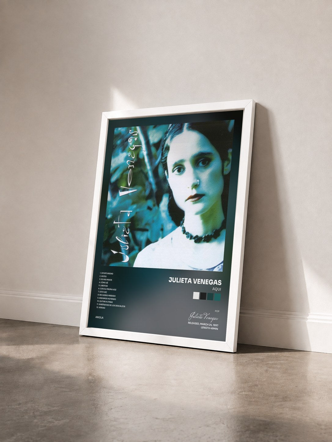 #blanc Tableau de l'album Aqui de Julieta Venegas vu de trois quarts, cadre blanc