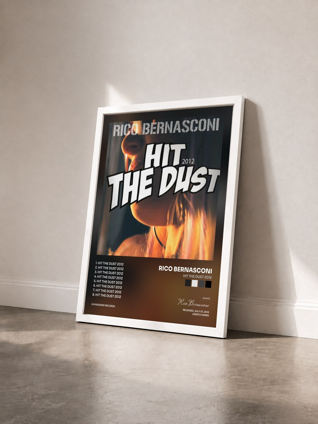 #blanc Tableau de l'album Hit the Dust 2012 de Rico Bernasconi vu de trois quarts, cadre blanc