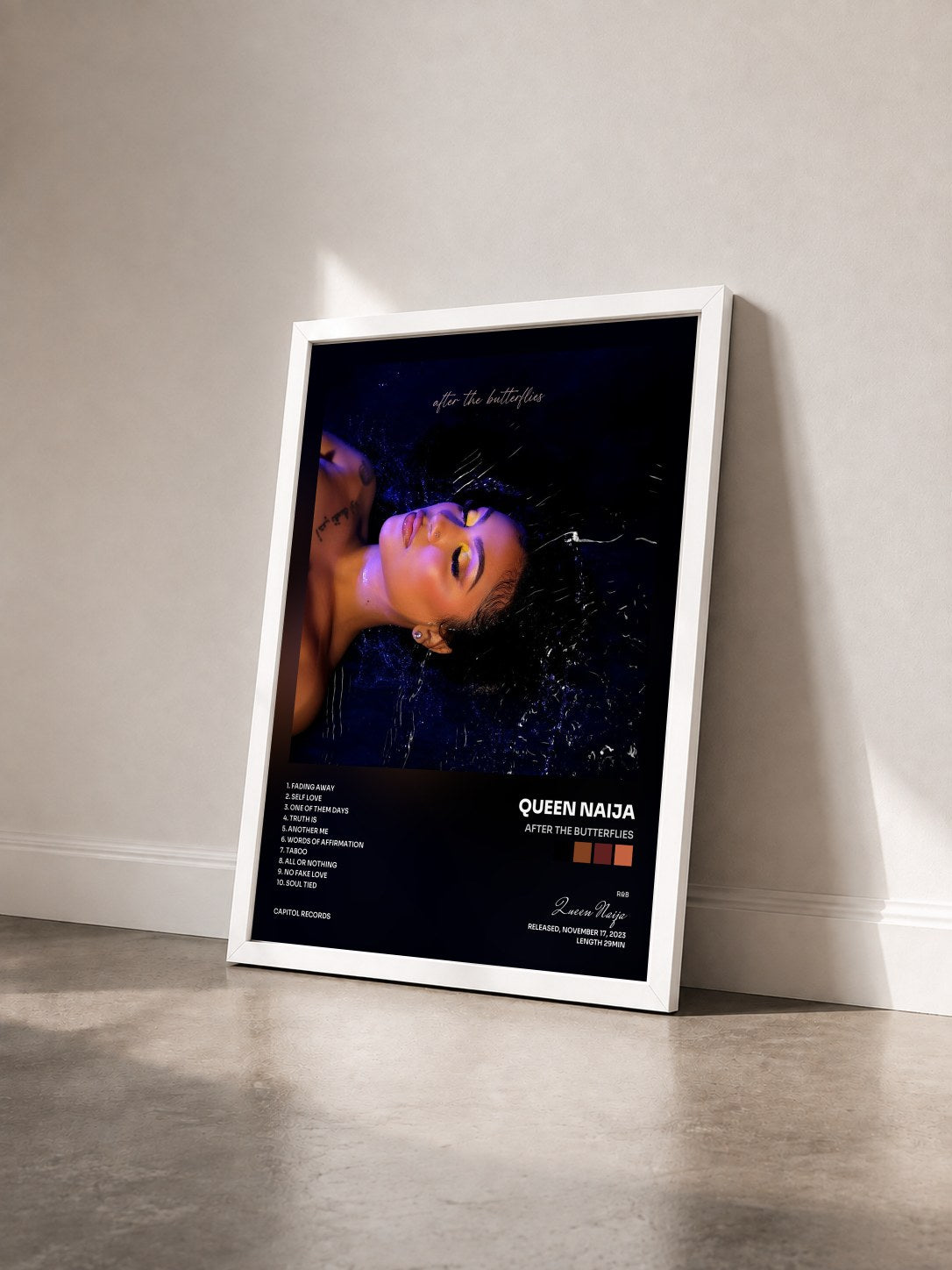 #blanc Tableau de l'album After the Butterflies de Queen Naija vu de trois quarts, cadre blanc