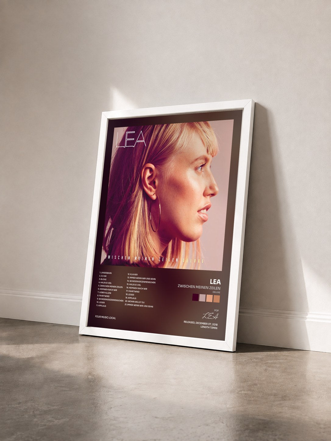 #blanc Tableau de l'album Zwischen meinen Zeilen (Deluxe) de LEA vu de trois quarts, cadre blanc