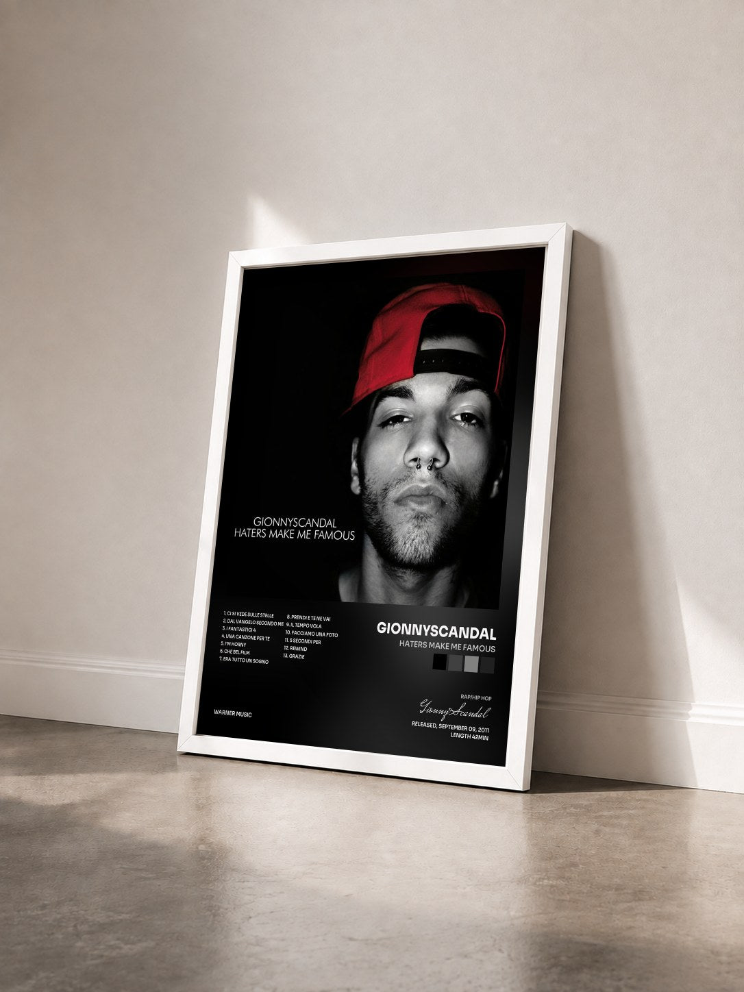 #blanc Tableau de l'album Haters Make Me Famous de GionnyScandal vu de trois quarts, cadre blanc