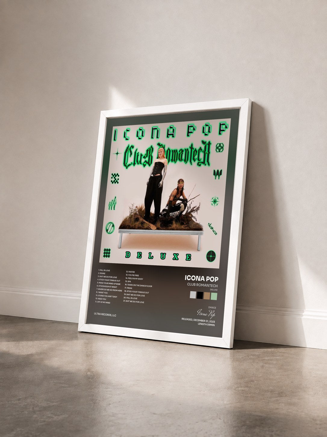 #blanc Tableau de l'album Club Romantech (Deluxe) de Icona Pop vu de trois quarts, cadre blanc