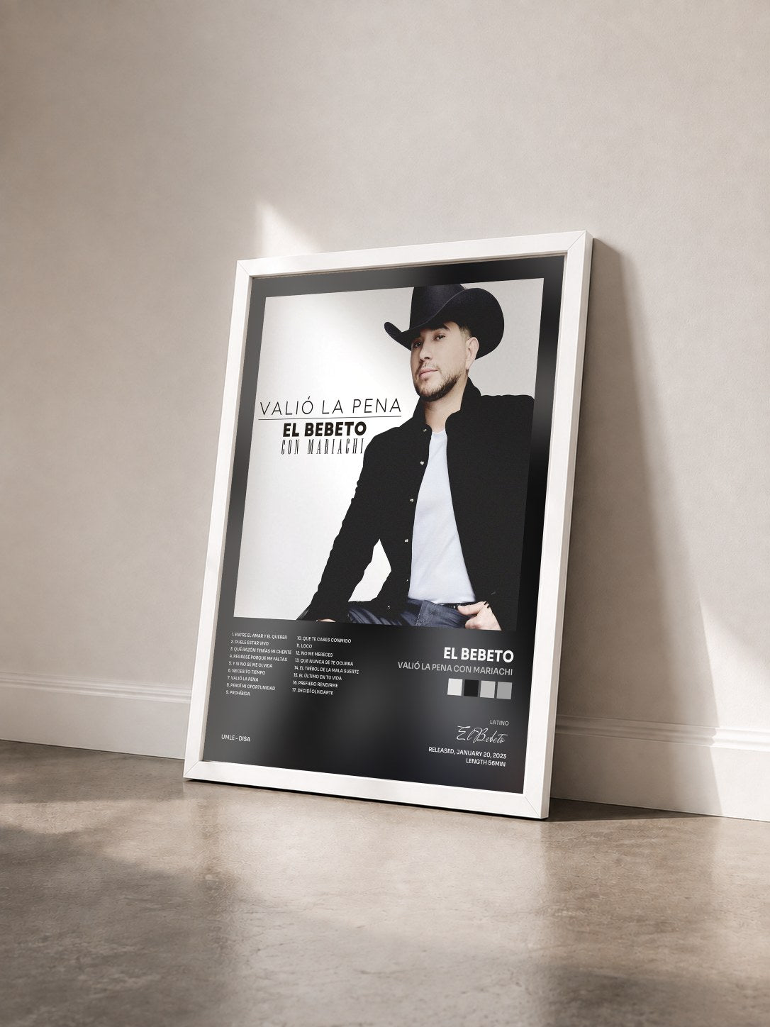 #blanc Tableau de l'album Valió La Pena Con Mariachi de El Bebeto vu de trois quarts, cadre blanc