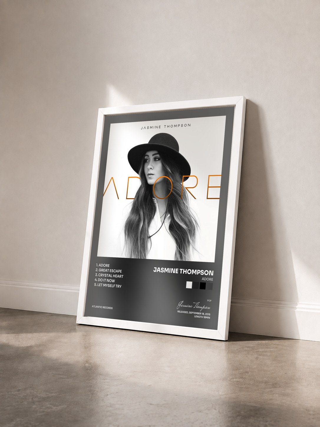 #blanc Tableau de l'album Adore de Jasmine Thompson vu de trois quarts, cadre blanc
