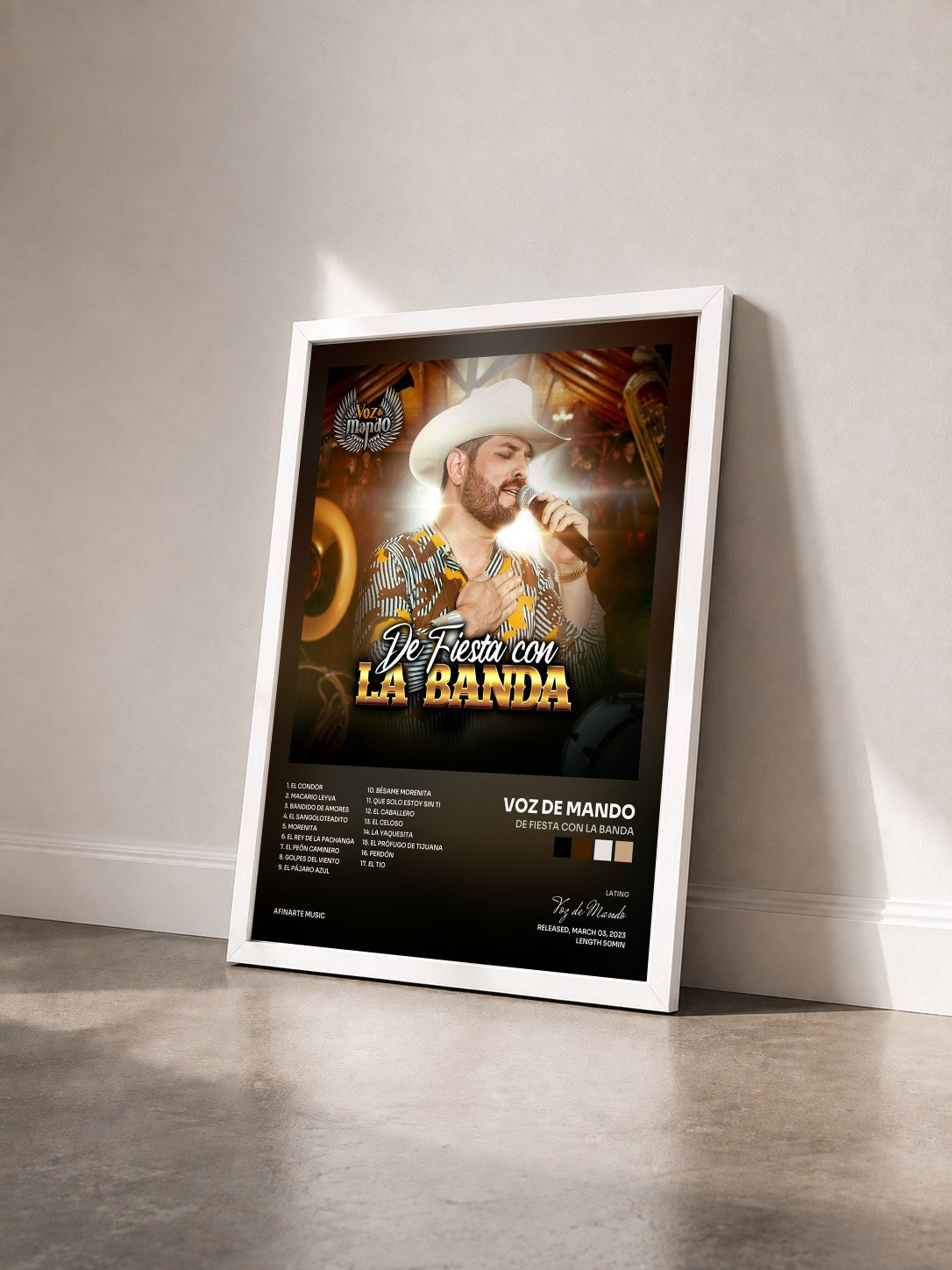 #blanc Tableau de l'album De Fiesta Con La Banda de Voz de Mando vu de trois quarts, cadre blanc