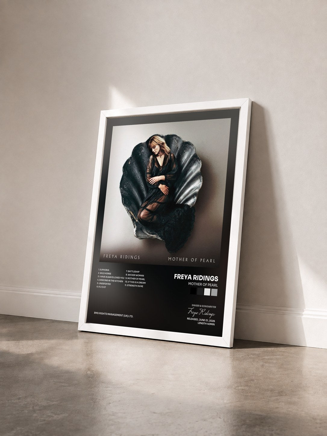 #blanc Tableau de l'album Mother Of Pearl de Freya Ridings vu de trois quarts, cadre blanc