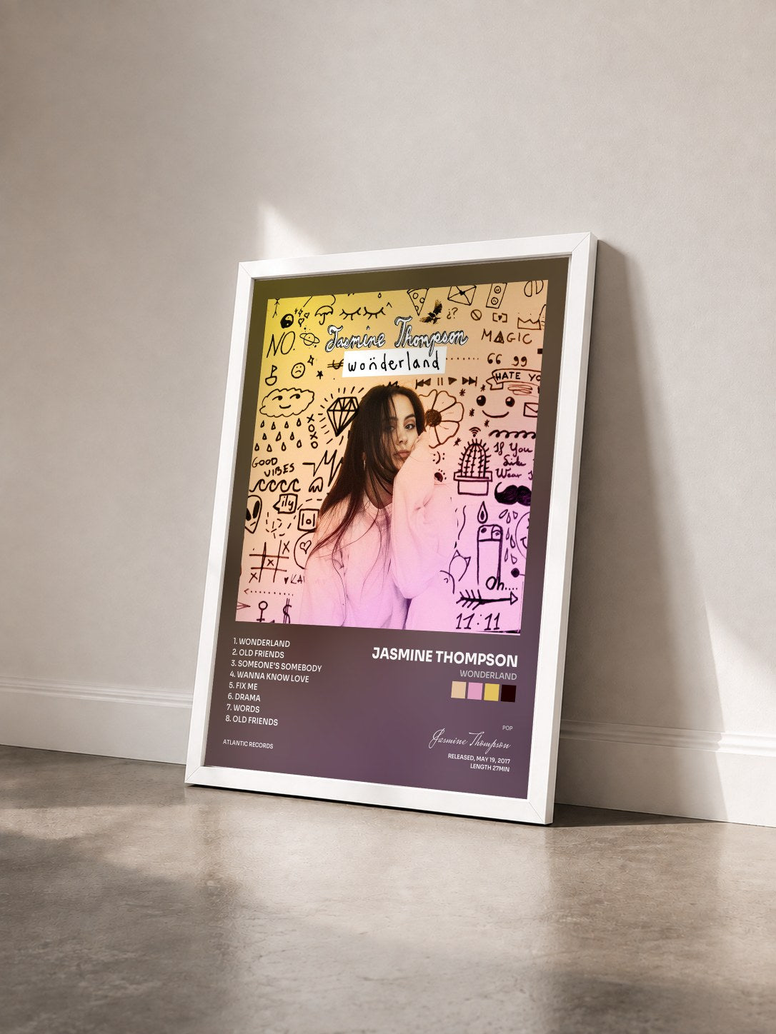 #blanc Tableau de l'album Wonderland de Jasmine Thompson vu de trois quarts, cadre blanc