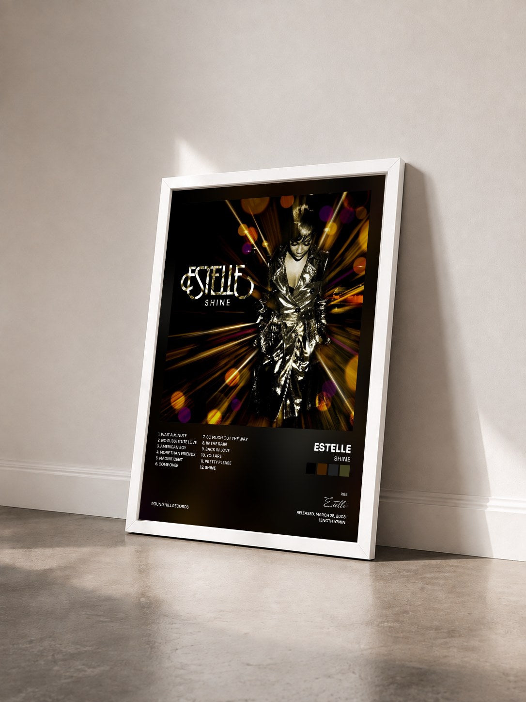 #blanc Tableau de l'album Shine de Estelle vu de trois quarts, cadre blanc