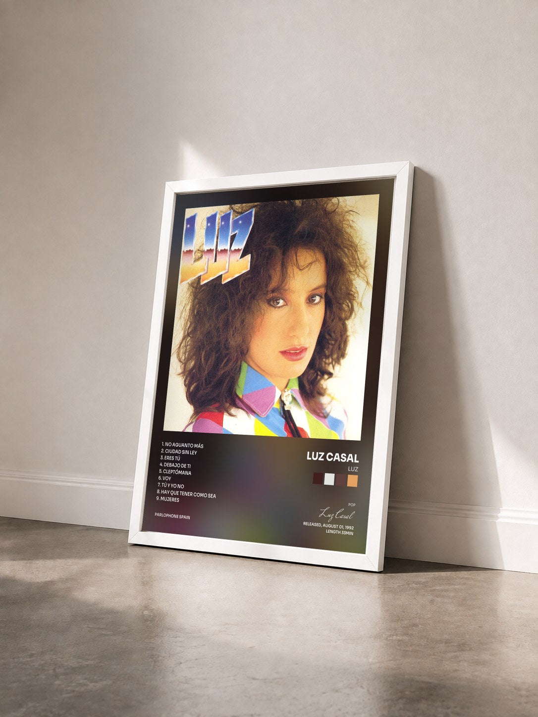 #blanc Tableau de l'album Luz de Luz Casal vu de trois quarts, cadre blanc