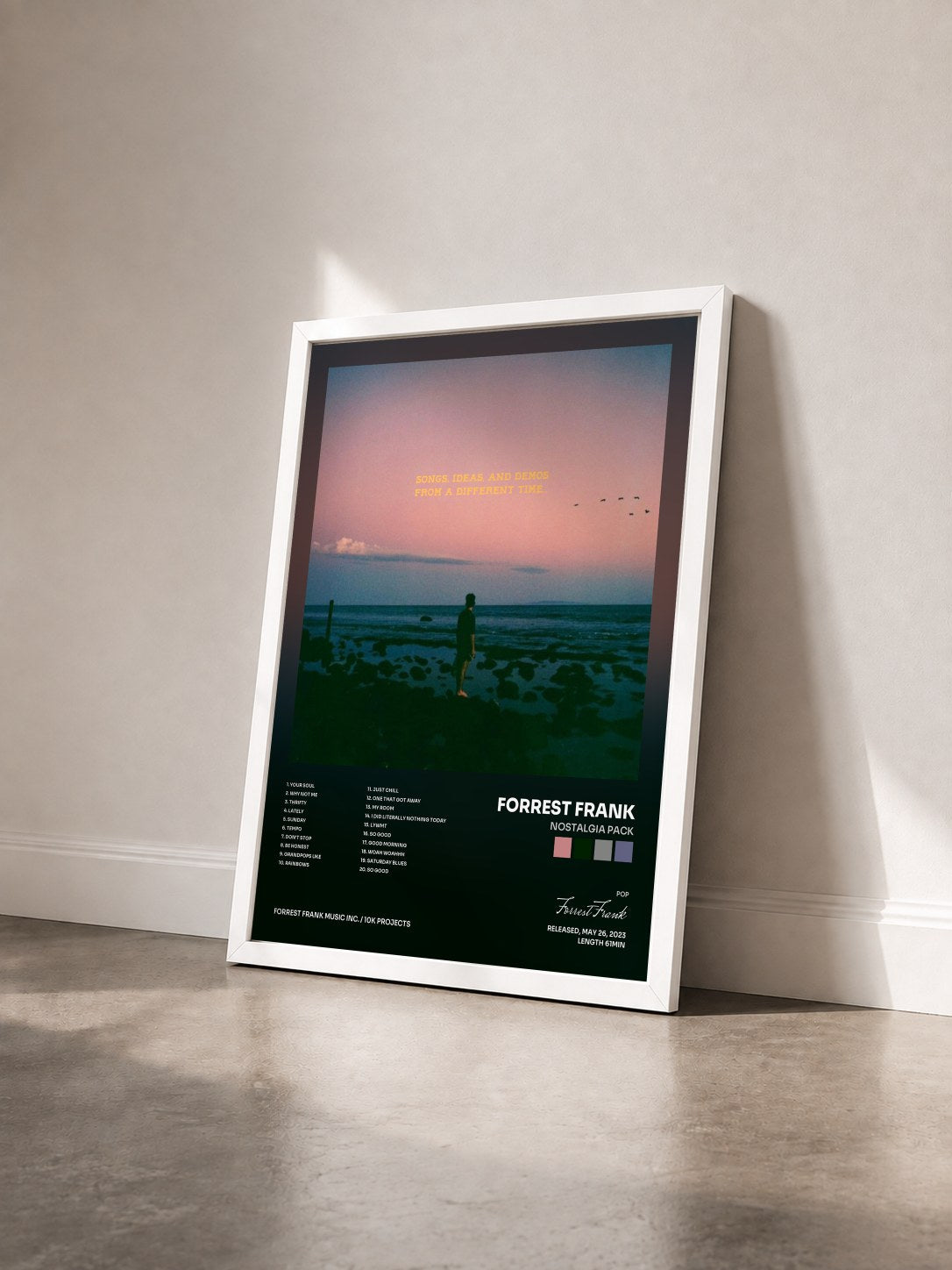 #blanc Tableau de l'album Nostalgia Pack de Forrest Frank vu de trois quarts, cadre blanc