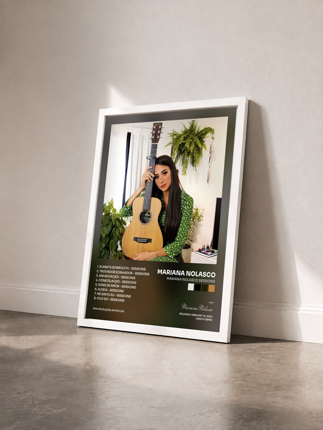 #blanc Tableau de l'album Mariana Nolasco Sessions de Mariana Nolasco vu de trois quarts, cadre blanc