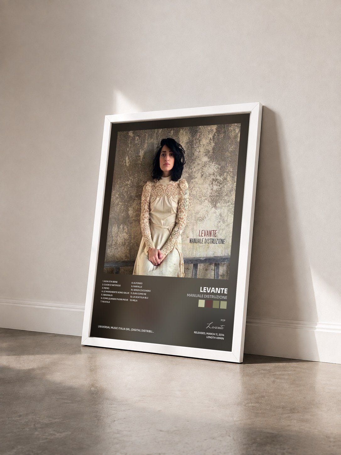 #blanc Tableau de l'album Manuale Distruzione de Levante vu de trois quarts, cadre blanc